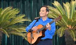 Video Bí thư Thành ủy TPHCM Trần Lưu Quang ôm đàn hát tặng thanh niên