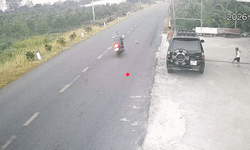 Video khoảnh khắc quả bóng lăn ra đường khiến người đi xe máy gặp nạn