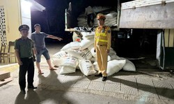 Xe tải chạy 'như bay' lúc đêm khuya, lộ 200 bao tải chứa chất lạ