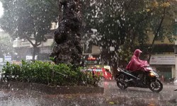 Không khí lạnh làm nhiệt giảm, mưa dông kéo dài vào Trung Bộ