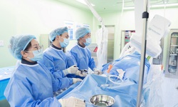 Bệnh viện Phương Đông: Nghẹt thở khơi thông 3 nhánh mạch vành hẹp khít, giành lại dòng máu nuôi tim cho bệnh nhân 72 tuổi