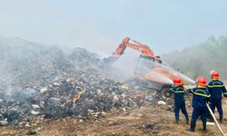 Người dân ngột ngạt khi bãi rác rộng 2 ha cháy âm ỉ cả tuần