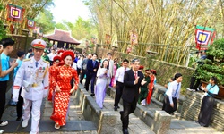 Hàng nghìn người dân và du khách đến dâng hương tại Đền Tưởng niệm các Vua Hùng ở TPHCM