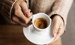 Phụ nữ sau sinh nên tránh ăn uống gì?