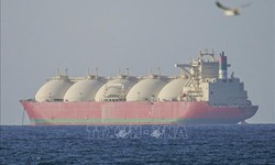 Giá dầu tăng vọt do lo ngại phong tỏa kéo dài tại eo biển Hormuz