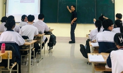 Giáo viên tại nhiều trường học ở Hà Nội vẫn 'mòn mỏi' chờ thu nhập tăng thêm