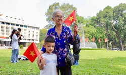 Người dân tấp nập mua vé tham quan, check-in Dinh Độc Lập dịp lễ 30/4