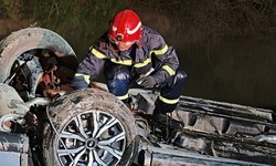 Ô tô lao xuống mương nước trong đêm, tài xế bị mắc kẹt
