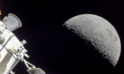 Vì sao tàu vũ trụ đi với vận tốc siêu nhanh mà không va chạm với thiên thể nào?