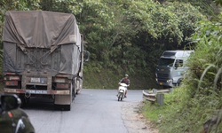 Bất an vì xe tải nặng trên Quốc lộ 49