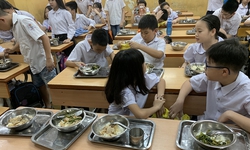 Phụ huynh Hà Nội lo lắng sau vụ 300 tấn thịt lợn bệnh tuồn vào trường học