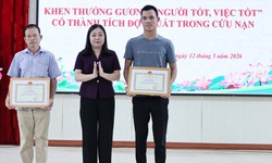 Khen thưởng 2 người cứu bé trai 10 tuổi đuối nước dưới ao