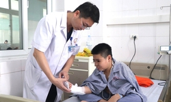 Nghịch dại đấm tay vào kính, bé trai 12 tuổi bị đứt mạch máu, gân cơ và thần kinh
