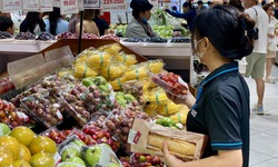 Tiểu thương lý giải mận hậu chưa vào vụ cao điểm nhưng giá siêu rẻ, chỉ từ vài nghìn đồng/kg