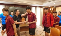 Chủ tịch Trần Quốc Tuấn và HLV Roland căn dặn đội U17 Việt Nam trước trận tứ kết