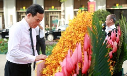 Bí thư Thành ủy TPHCM Trần Lưu Quang dâng hoa tưởng niệm Chủ tịch Hồ Chí Minh