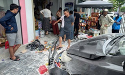 Ô tô tông vào tiệm tạp hóa rồi bốc cháy, người dân dùng gạch phá kính cứu tài xế mắc kẹt