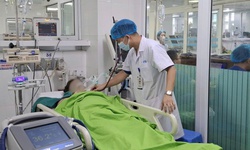 Làm việc giữa trời nắng gắt, nhiều người nhập viện cấp cứu vì sốc nhiệt