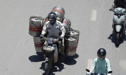 Người lao động vất vả mưu sinh dưới trời nóng 'đỉnh điểm'