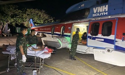 Trực thăng của Binh đoàn 18 đưa hai bệnh nhân từ Trường Sa vào đất liền điều trị