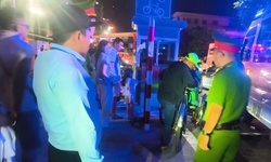 Xử lý tình trạng chèo kéo khách, bán hàng rong tại bến thuyền trung tâm ở Huế