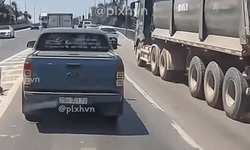 Clip tài xế ô tô đi theo kiểu 'khôn lỏi' trả giá đắt trên cầu Thăng Long