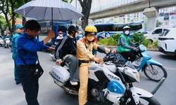 Nữ sinh đi xe chuyên dụng của CSGT kịp đến phòng thi vào lớp 10