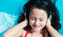 Ù tai sau khi bơi do đâu và cách xử trí đúng