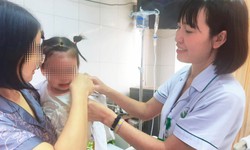 Bé gái 22 tháng tuổi bị chó cắn, nhập viện hoảng loạn, khuôn mặt nhiều vết thương
