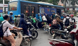 Cận cảnh người dân nâng xe buýt cứu tài xế mắc kẹt 