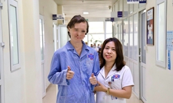 Từ nguy cơ liệt nửa cơ thể, nữ bệnh nhân người Nga tự đi lại sau ca mổ u não tại Việt Nam