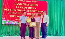 Nhặt được tiền và 5 tờ vé số trúng giải, người phụ nữ trả lại người đánh rơi