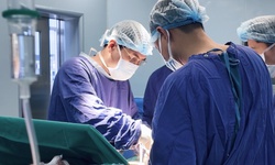 Cứu sống bệnh nhân người Anh có dạ dày 'lạc chỗ' lên lồng ngực