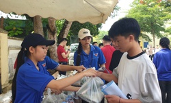Ấm lòng những suất cơm tiếp sức sĩ tử vượt vũ môn