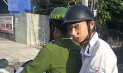 Một thí sinh Hải Phòng được lực lượng công an hỗ trợ đưa đến điểm thi đúng giờ