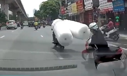 Thót tim xe máy chở hàng cồng kềnh khiến người phụ nữ ngã vào gầm ô tô