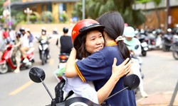 Gửi trọn niềm tin qua những cái ôm nơi cổng trường thi tốt nghiệp THPT 2026