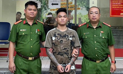 Hà Nội: Nam thanh niên cầm điếu cày đánh người giữa phố bị bắt