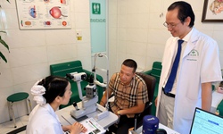 Gần 100 nhà báo, phóng viên được khám, chăm sóc mắt miễn phí