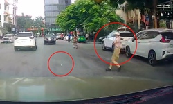Người phụ nữ lao thẳng vào đầu ô tô chỉ để nhặt quả xoài rụng