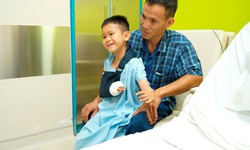 Cậu bé hát dân ca trong phòng mổ và hành trình hơn 10 năm đi tìm đôi tay lành lặn