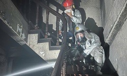 Cháy nhà dân lúc 4h sáng ở Hà Nội, cảnh sát lao vào giải cứu 2 người mắc kẹt