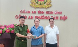 Đi làm sáng sớm, người đàn ông nhặt được nửa tỷ đồng trong chiếc cặp màu tím