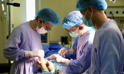 Bước tiến mới trong điều trị ung thư xương trẻ em: Thay khớp tăng trưởng nhân tạo cho bệnh nhi 6 tuổi