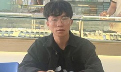 Cầm điện thoại mô hình đến cửa hàng để tráo điện thoại thật