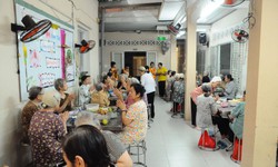 Hơn 250 kỳ 'Thêm 1 bữa no - Thêm 1 nụ cười': Hành trình sẻ chia của Quỹ Vầng Trăng Khuyết với người già neo đơn, trẻ mồ côi