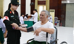 Xúc động hình ảnh Cảnh sát cơ động khám bệnh, tặng quà tri ân thương binh, bệnh binh trước ngày 27/7