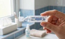 Vì sao không nên dùng nước muối sinh lý đã hết hạn hoặc mở nắp quá lâu?