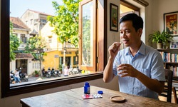 Uống thuốc ngày nắng nóng cần lưu ý gì để tránh mất nước và tụt huyết áp?