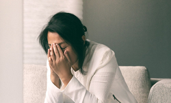 Lý do phụ nữ tiền mãn kinh dễ bị đau đầu